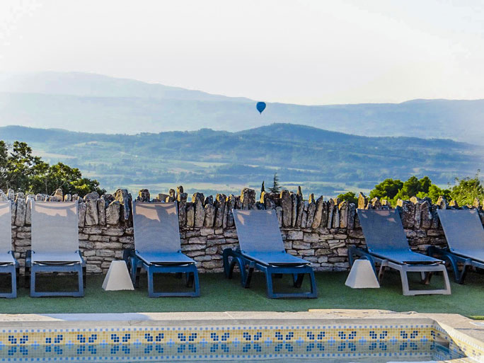 piscine avec transat camping luberon