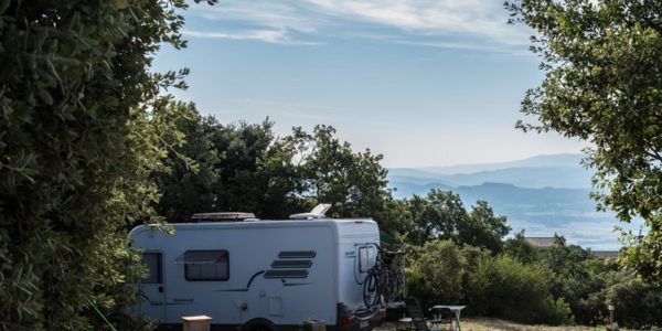 emplacement avec bloc sanitaire luberon