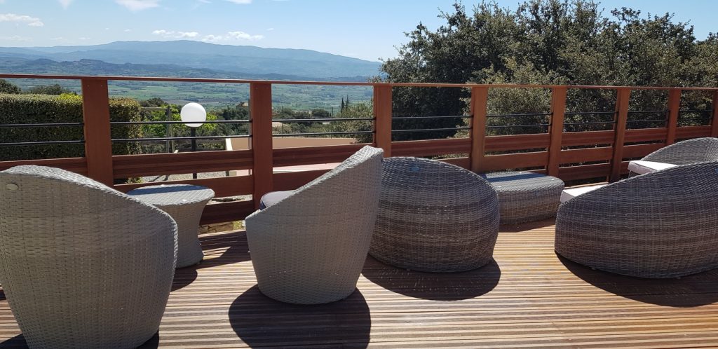 terrasse extérieure piscine camping des sources